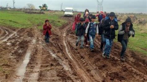 Ş­a­n­l­ı­u­r­f­a­­d­a­ ­ö­ğ­r­e­n­c­i­l­e­r­i­n­ ­ç­a­m­u­r­l­u­ ­o­k­u­l­ ­y­o­l­c­u­l­u­ğ­u­